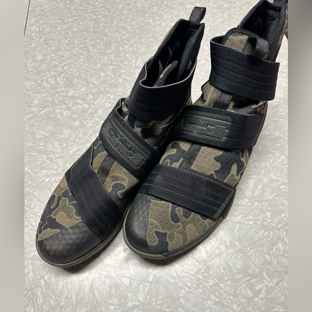 Nikes  Lebron Soldier 10 Basketball Shoes Size 16 (army camo)